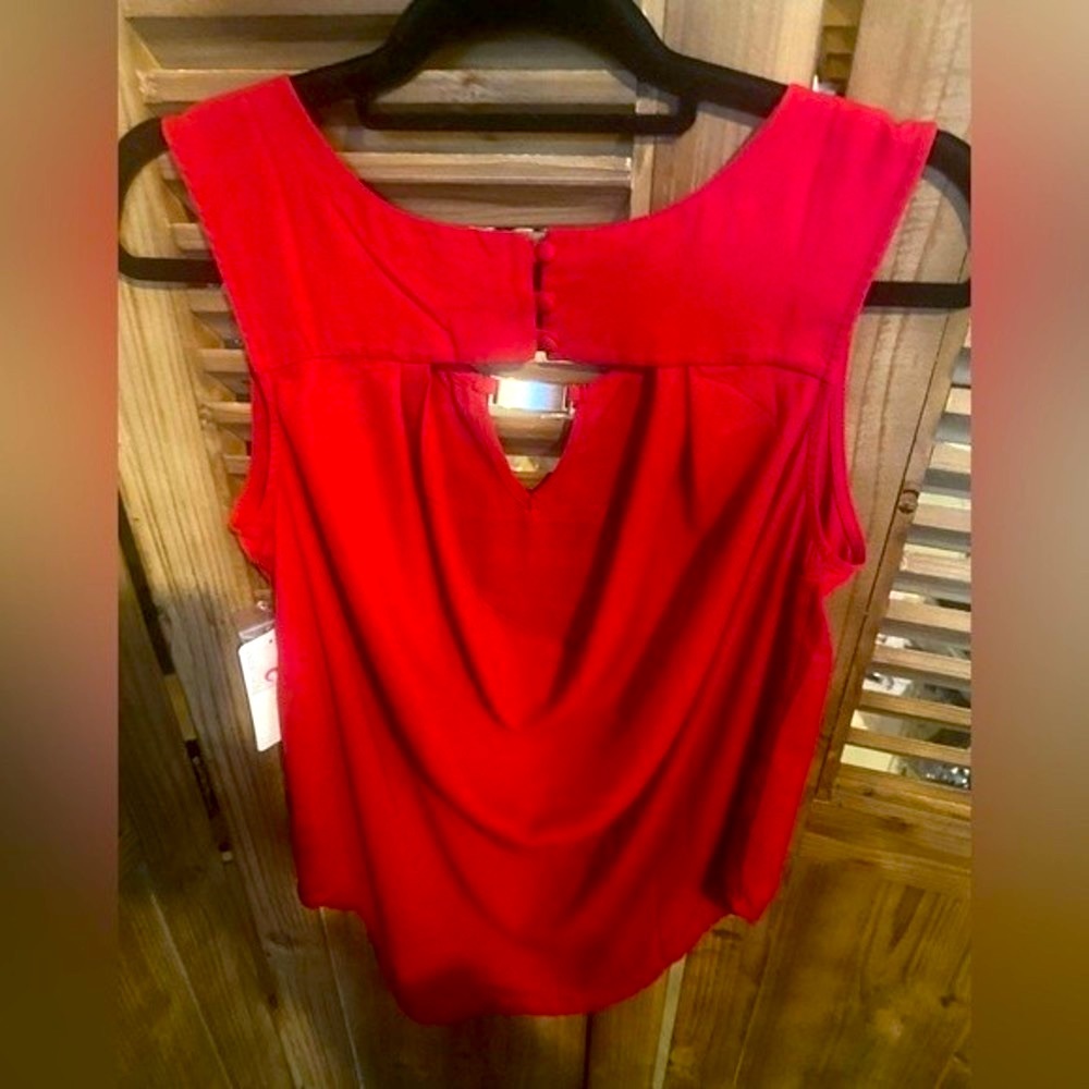 NWT E & M Red sleeveless polyester Blouse with gold cufflink jeweled V-neckline